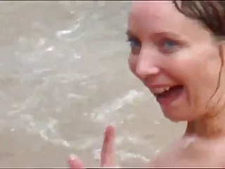 蓬松热面包屑手淫她的小毛毛小便