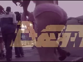戴着眼镜的布鲁内特在长上种了一条花