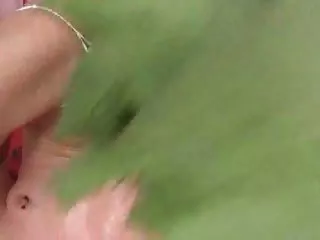 两个年轻的,村庄的荡妇在草地上乱搞