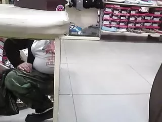 年轻的 女儿 女同性恋 分散 的 内裤 和 诱惑 她 成熟的 继母