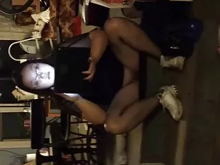 美丽的变性人打开摄像头和抽搐迪克