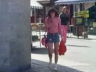 安娜泰勒抚摸她的湿弹片与她的手指