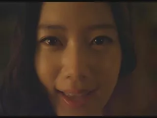 没有足够的睡眠一个漫长的夜晚性感的年轻黑发清晨爬上他安详睡觉的家伙的床上,唤醒他按摩强大的阴茎,再次热情地给时间,以不满足的男性