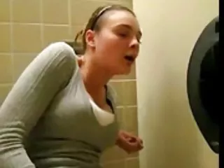 性感的女孩使一个地雷