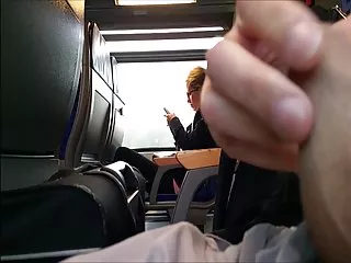 黑皮肤的男孩,如此兴奋,看到一个俄罗斯女孩,没有打扰抚摸和序曲,只是拉紧紧身衣和搞砸女孩在肛门
