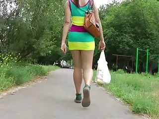哥德把他的ceob拿出来,婊子用他的海绵扑向他