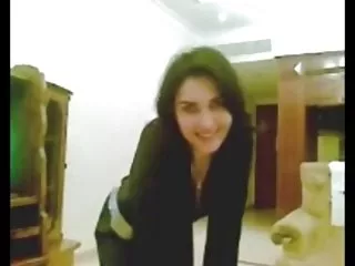 一群闭着眼睛服用精子的美丽的重新分配