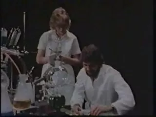 一个戴眼镜的女人抚摸着她的拐杖