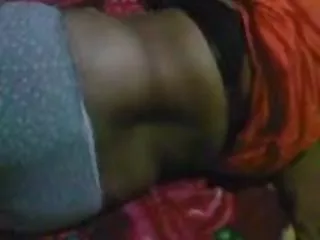 两个年轻,美丽的女同性恋人乱搞按摩和暴力结束