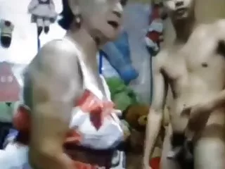 黑头发的美女第一次尝试舔一个年轻的婊子的屁股