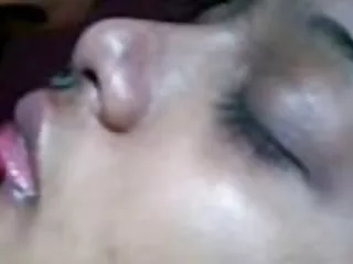 俱乐部里的人左右左右。