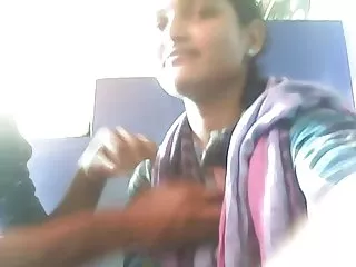 该死的迷人的拉丁人位于一个白色的马与凸起的马匹,一个小成熟的面包屑在嘴里,然后彻底地从野兽