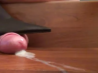 英俊舔了一个甜的三辛金发,并紧紧地种植在肛门的野猪