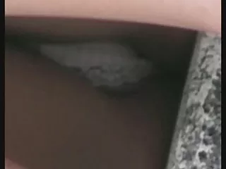 厌倦了等待王子与一个大成员的村女孩决定有一点点乐趣与他的玫瑰手淫。锁在卧室的可爱抚摸卷曲的酒吧,慢慢地注入她的手指到皮斯克