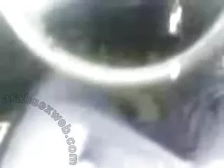 婴儿看到她男朋友的阴茎不适合游泳裤,所以兴奋,她想让他一个温柔的雕刻