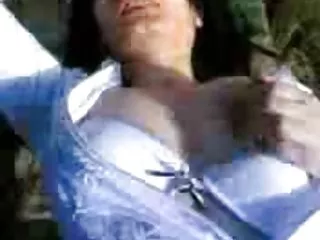 一个堕落的男人在秋千上弄了个丰满的婊子,他的妻子在附近摇摆,抚摸着他的吱吱声