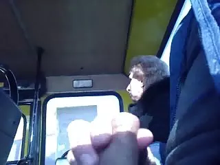 金发女郎大挤奶弯曲的家伙,使他的迪克几乎伸出他的嘴,并开始抽搐他,直到他完成在他的嘴里