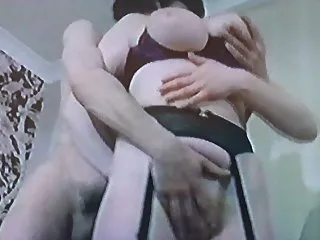 为了手淫的ceg,金发女郎用哑铃摇动她的二头肌
